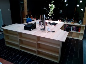 Bureau en frêne et bibliothèques basses