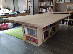 Table d'activité et bibliothèque en frêne