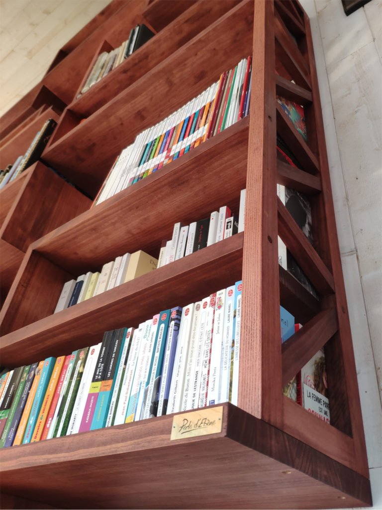 La Varangue Lacanau : Bibliothèque en pin teinté cherry La Varangue Lacanau : Bibliothèque en pin teinté cherry
