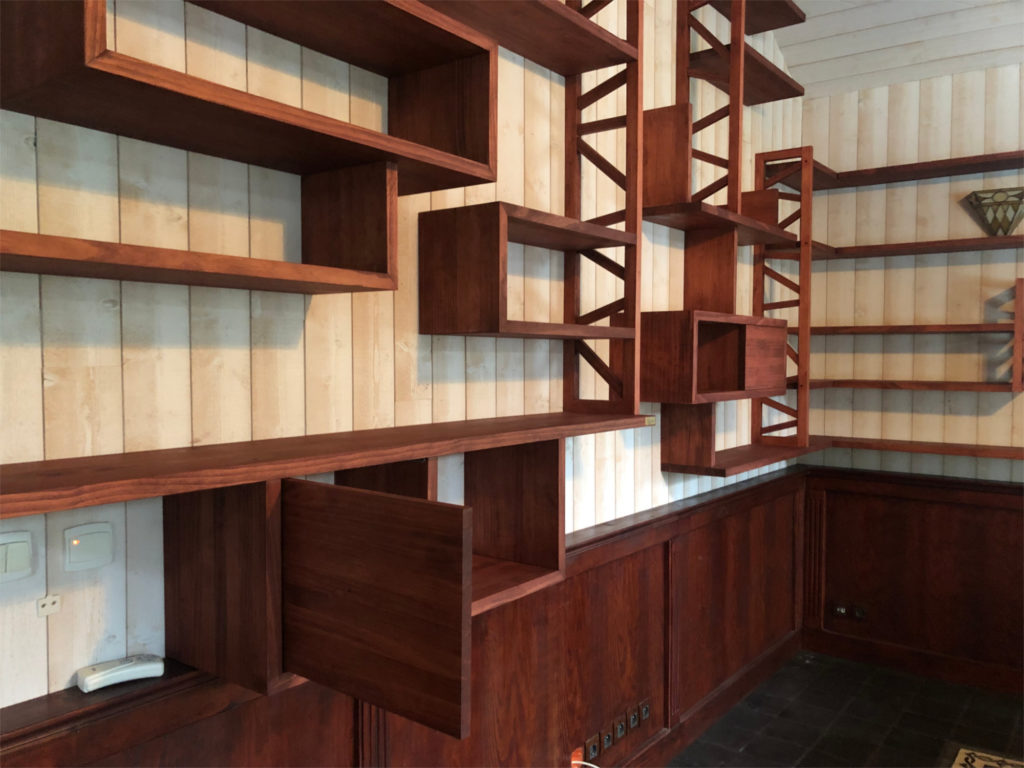 La Varangue Lacanau : Bibliothèque en pin teinté cherry La Varangue Lacanau : Bibliothèque en pin teinté cherry