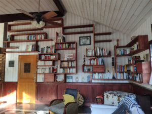 La Varangue Lacanau : Bibliothèque en pin teinté cherry