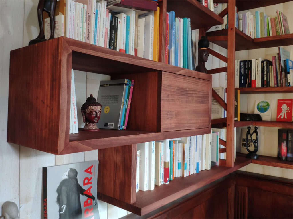La Varangue Lacanau : Bibliothèque en pin teinté cherry La Varangue Lacanau : Bibliothèque en pin teinté cherry