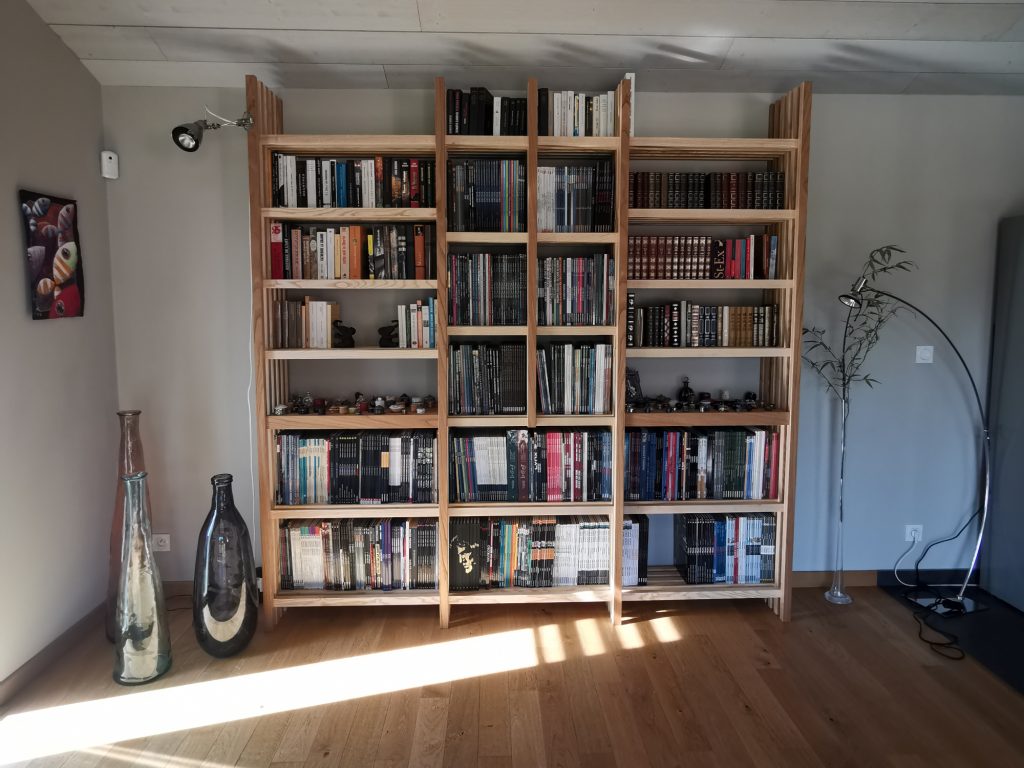 Bibliothèque frêne et châtaignier massif