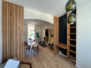 Claustra, bureau et étagères en chêne massif