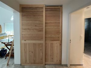 Portes persiennes en pin menuiserie massif