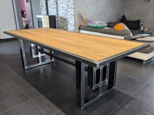 Table en chêne massif et piétement métallique brut