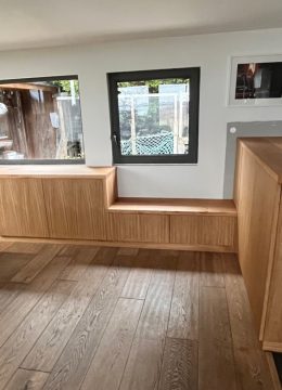 Agencement d'entrée en chêne avec banquette