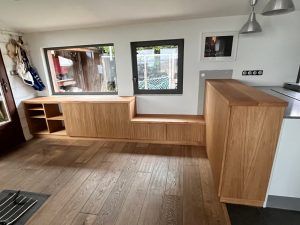 Agencement d'entrée en chêne avec banquette
