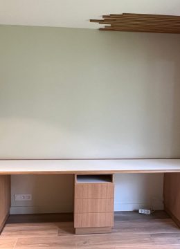 Bureau en chêne et stratifie blanc, tasseaux décoratifs en chêne massif