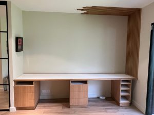 Bureau en chêne et stratifie blanc, tasseaux décoratifs en chêne massif