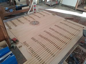 Collage des lames de parquet en atelier
