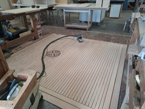 Joints coulés, affleurage et ponçage en atelier.