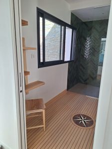 Etagère et tabouret en place