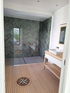 Meuble vasques, parquet, paroi de douche