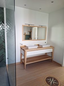 Meuble vasque , miroir, parquet salle de bain