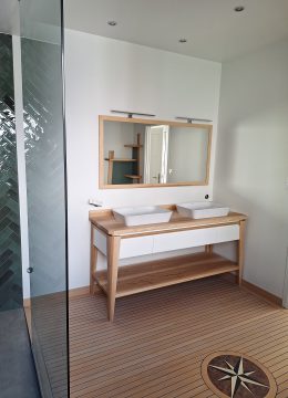 Meuble vasque , miroir, parquet salle de bain