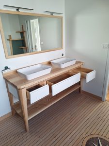 Meuble vasque, tiroirs ouverts