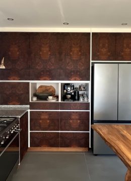 Façades de meuble de cuisine en loupe de noyer d'Amérique
