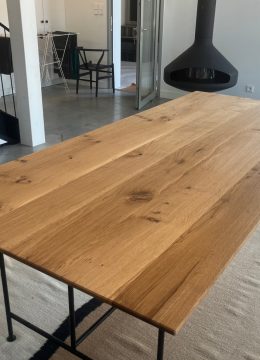 Table chêne massif plateau biseauté et pieds métalliques noirs