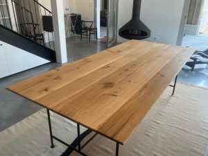 Table chêne massif plateau biseauté et pieds métalliques noirs